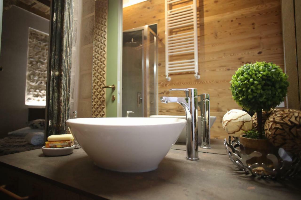 Deluxe Double Room Shower