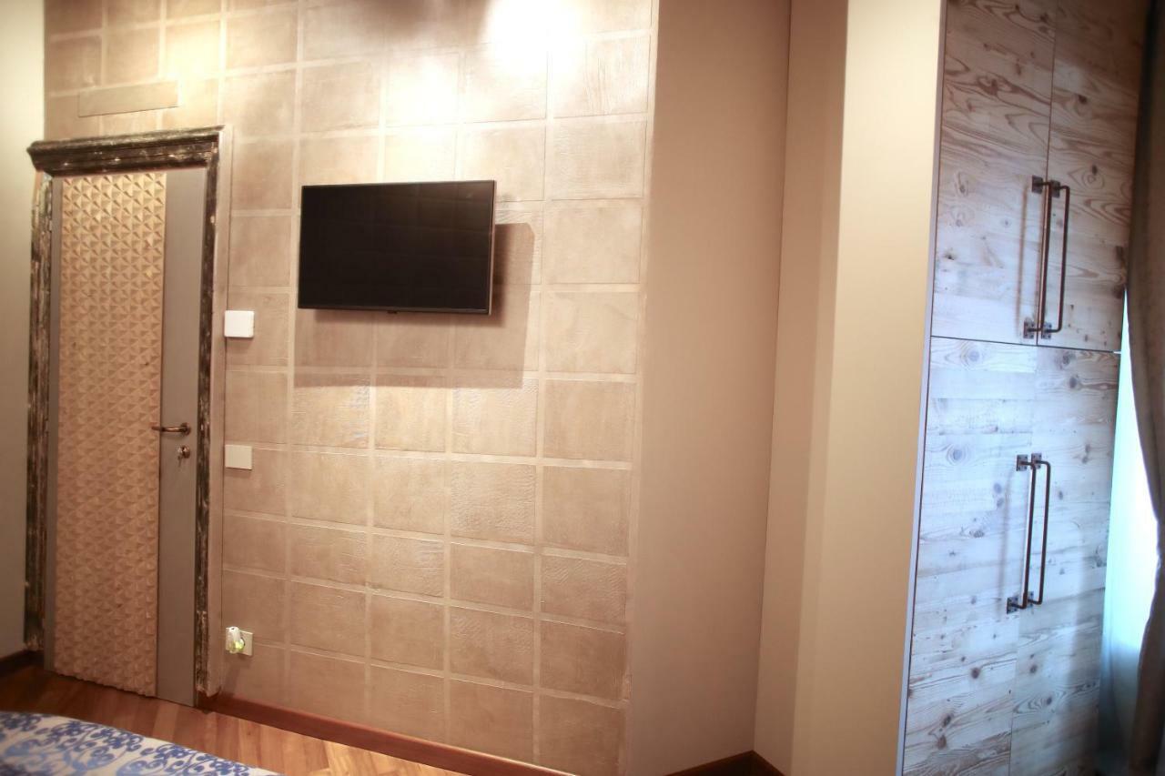 Deluxe Double Room Shower