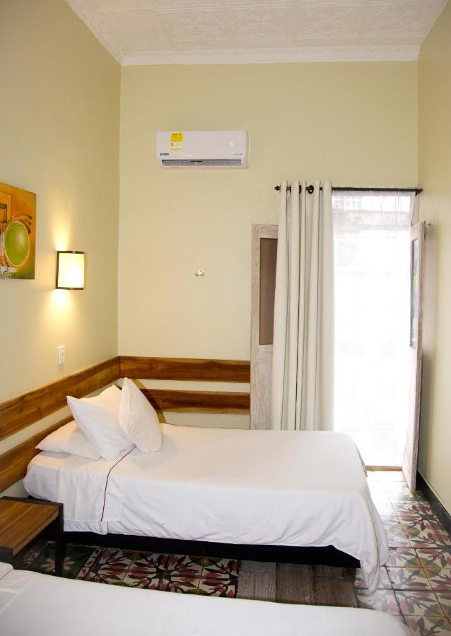 Quarto com 2 Camas de Solteiro e Banheiro Compartilhado