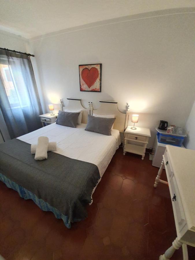 Quarto Duplo Económico com Casa de Banho Exterior Partilhada
