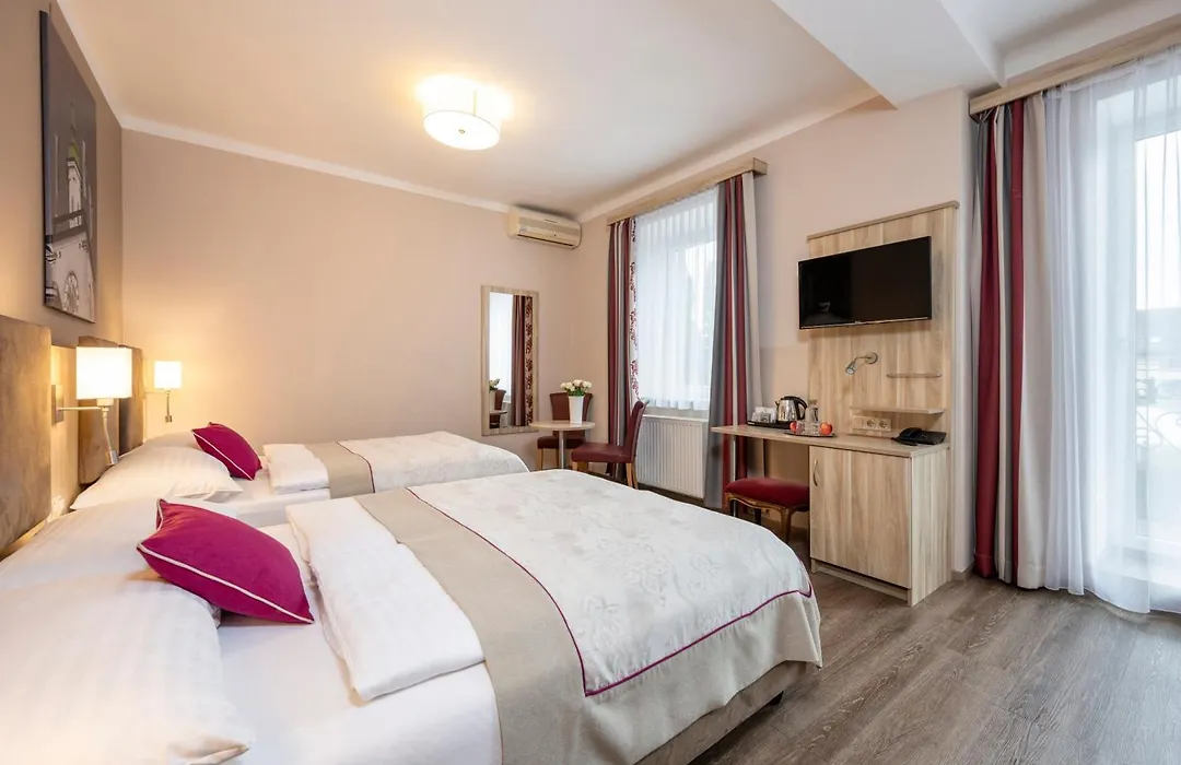 Hotel Junior By Max 70-1
