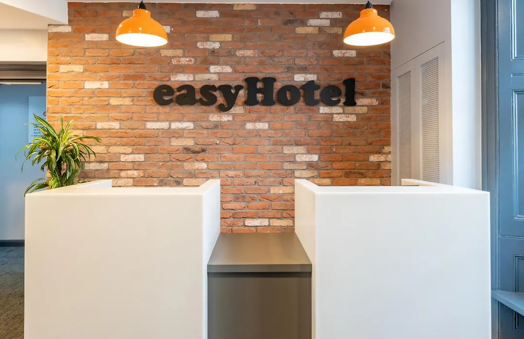 Easyhotel Victoria-1
