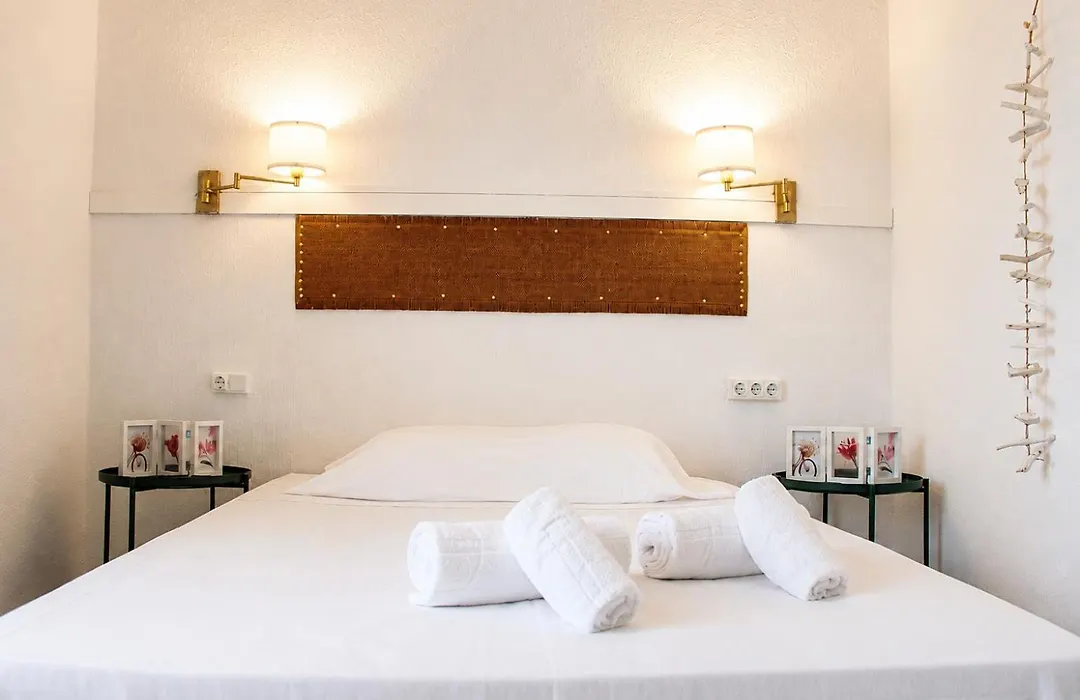 Malvarrosa Beach Rooms-1