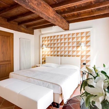 Ferrara Rooms-3