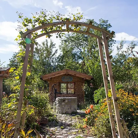 Suzanne'S B&B & Gardens-3