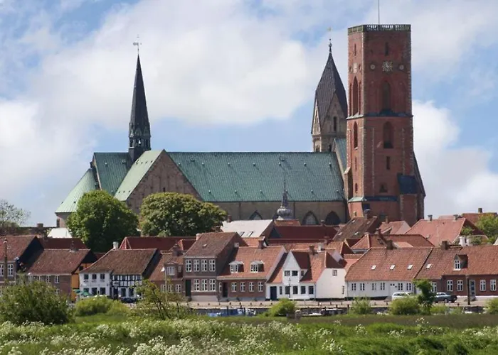 To Sammenhaengende Vaerelser Med Udgang Til Have