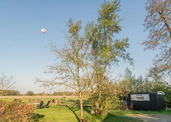 Pipowagen Lidewei Groningen Westerwolde unieke ligging met eigen tuin en vrij uitzicht over veld naar natuurgebied