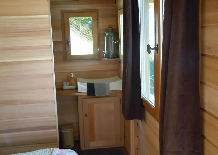 Cabanes et chambre à la Bernardiere