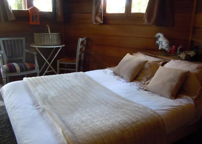 Cabanes et chambre à la Bernardiere
