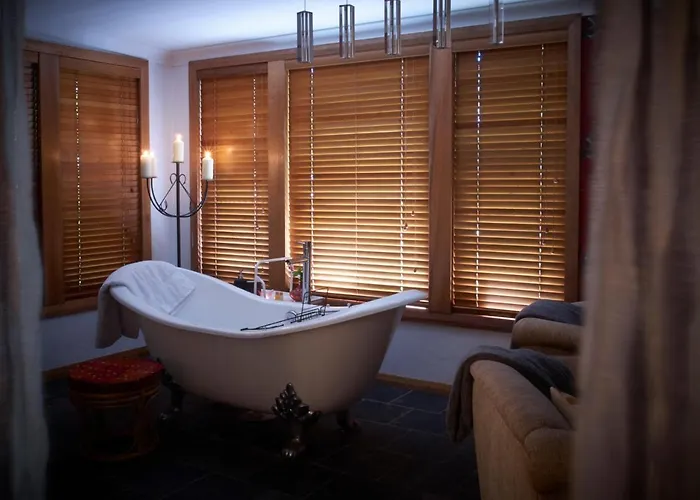 Tomah Retreat - Studio Chill With Fireplace And Clawfoot Bath