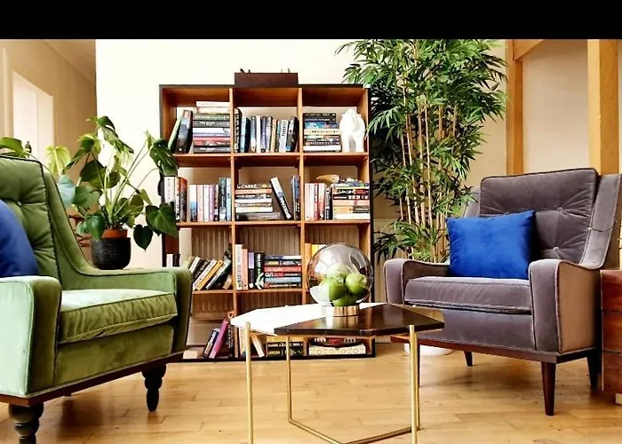 The Blue Horse Suite, Private Luxury Indoor Hot Tub, Super King Lux Bed Gym, Award Winning Farmhouse The Grumpy Schnauzer Guesthouse, Stunning!