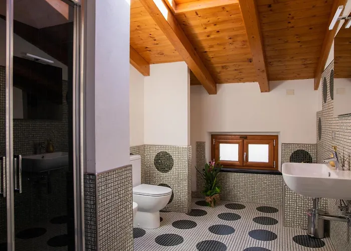 Lei Rooms