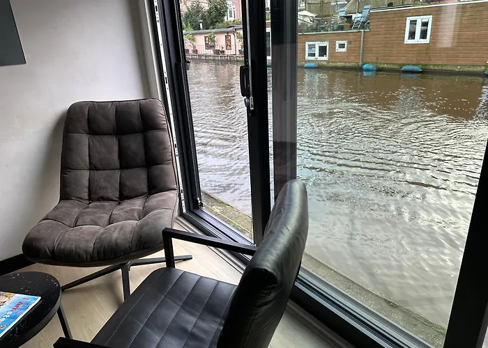 Amsterdam-Houseboat-Amstel