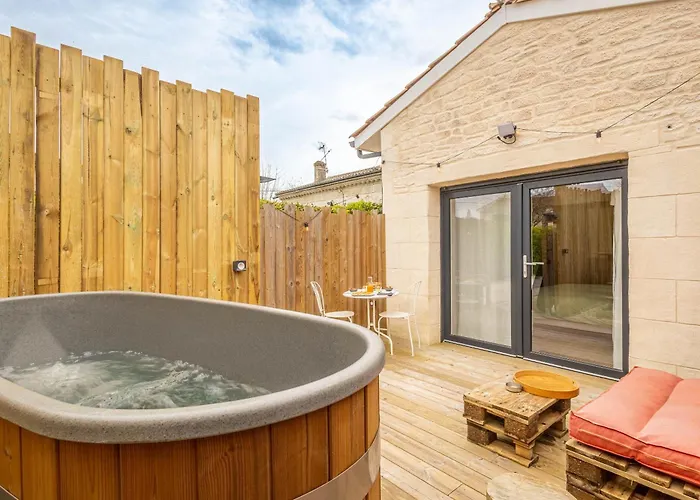 2 hébergements un studio avec jacuzzi privatif et une chambre avec entrée indépendante