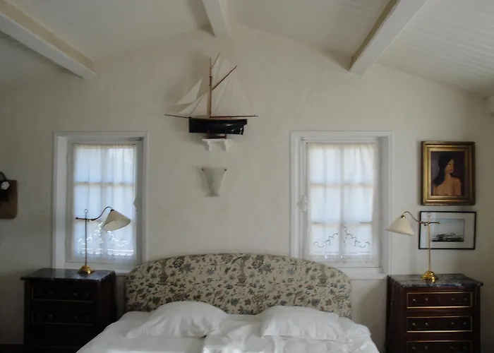 Le Buzet Bleu Bed & Breakfast