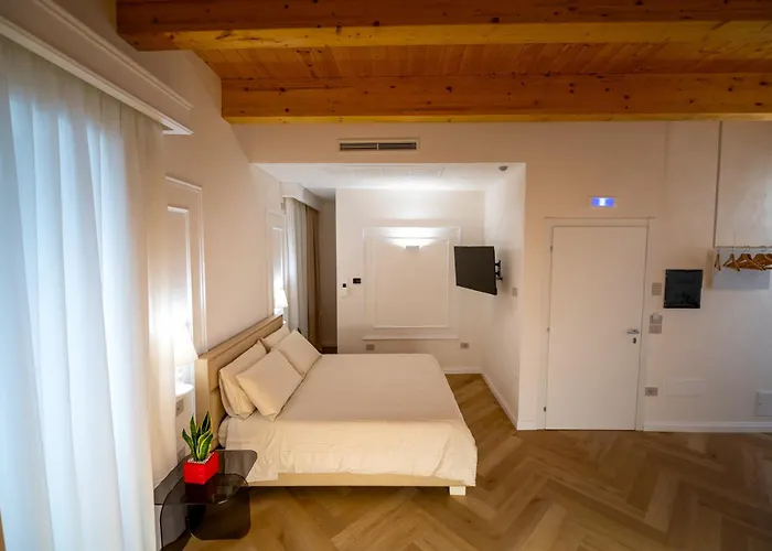 La Divina - Free Parking -