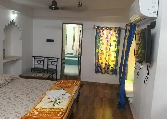 Jag Niwas Guest House & Pure Veg Restaurant