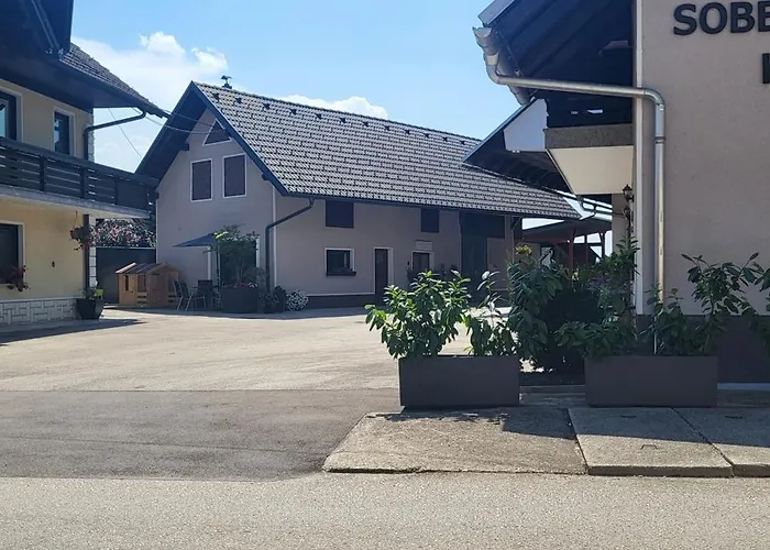 Rooms & Apartments Kepic, Airport Accomodation