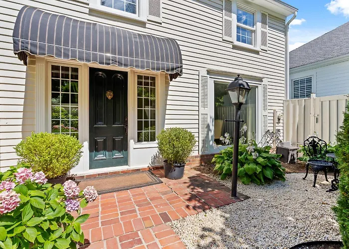 Hummingbird Haven Bed & Breakfast Luxury Suite With Terrace & Seasonal Lake Views Located In Historic Old Town Niagara-On-The-Lake