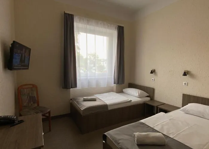 Free Parking, Free Breakfast, Only 15 Minutes To City Center