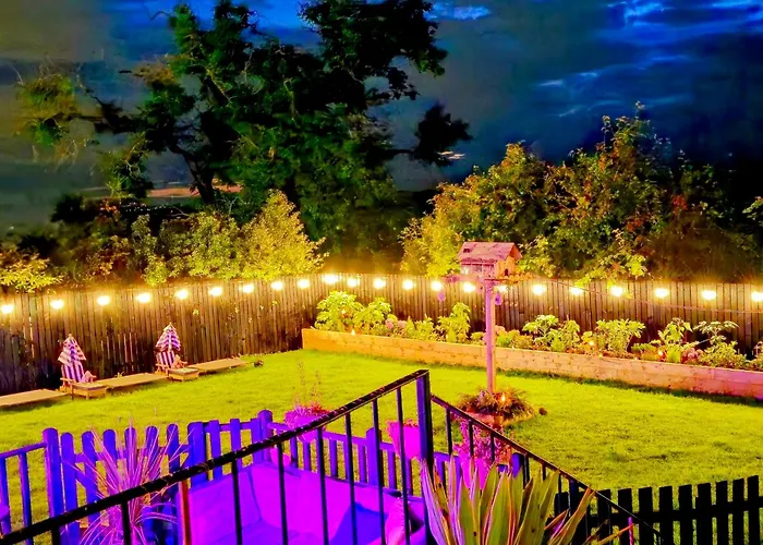 The Green Monkey Suite, Private Luxury Outdoor Hot Tub, Super King Four Poster, Gym, Award Winning Farmhouse The Grumpy Schnauzer Guesthouse, Stunning