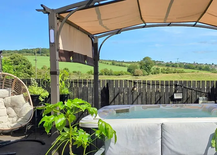 The Green Monkey Suite, Private Luxury Outdoor Hot Tub, Super King Four Poster, Gym, Award Winning Farmhouse The Grumpy Schnauzer Guesthouse, Stunning
