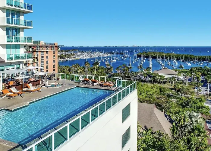 Balcony Ocean Views - Pool, Gym, Wi-Fi & Parking