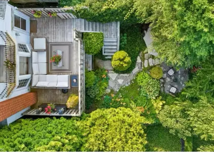 Hummingbird Haven Bed & Breakfast Luxury Suite With Terrace & Seasonal Lake Views Located In Historic Old Town Niagara-On-The-Lake