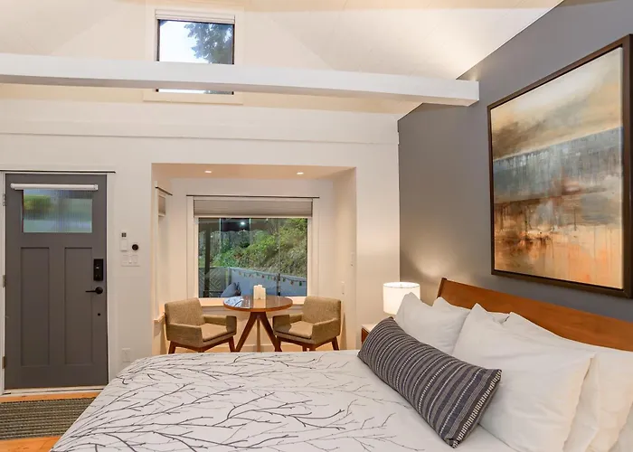 Sungate On Salt Spring - Luxurious Suite With Cedar Hot Tub & View