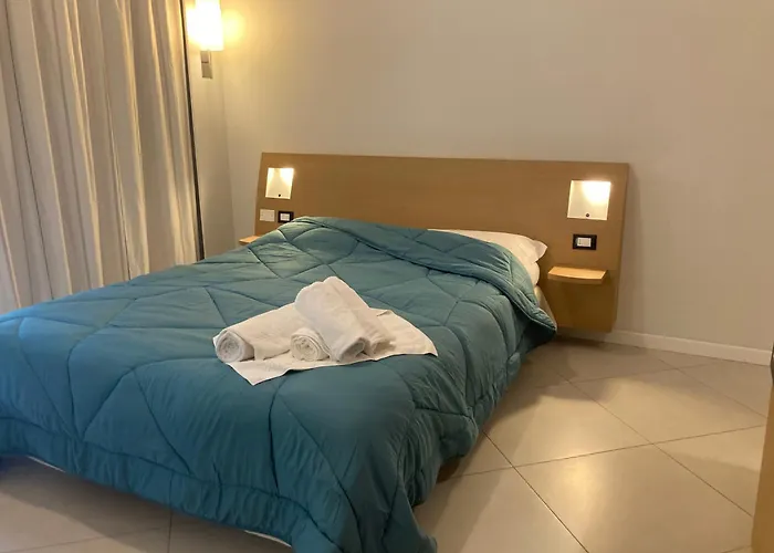 Home & B