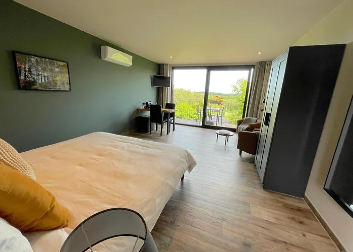 Hallerbos B&B In Bluebell Forest