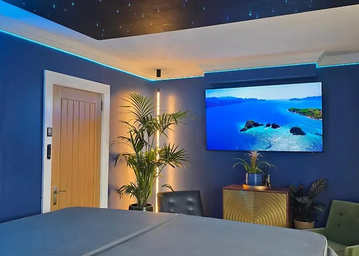 The Blue Horse Suite, Private Luxury Indoor Hot Tub, Super King Lux Bed Gym, Award Winning Farmhouse The Grumpy Schnauzer Guesthouse, Stunning!