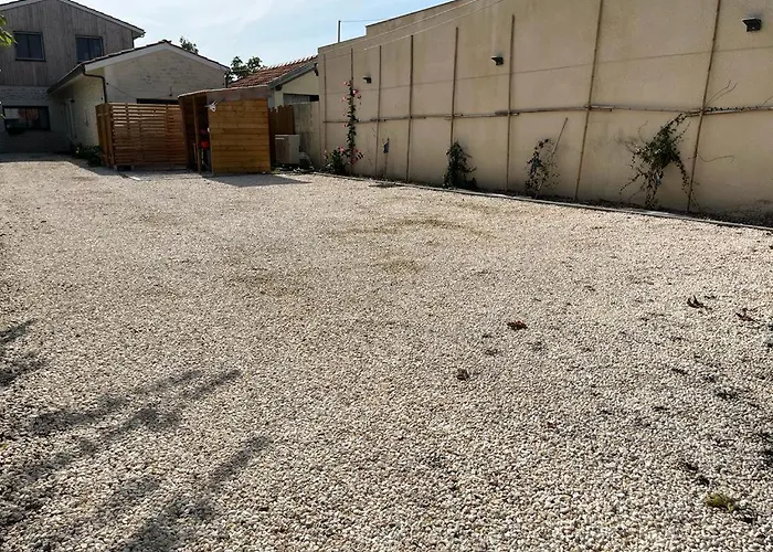 2 hébergements un studio avec jacuzzi privatif et une chambre avec entrée indépendante