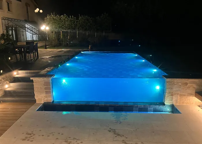 Les Ecuries de Rigny, Suite haut de gamme avec jardin, jacuzzi et piscine