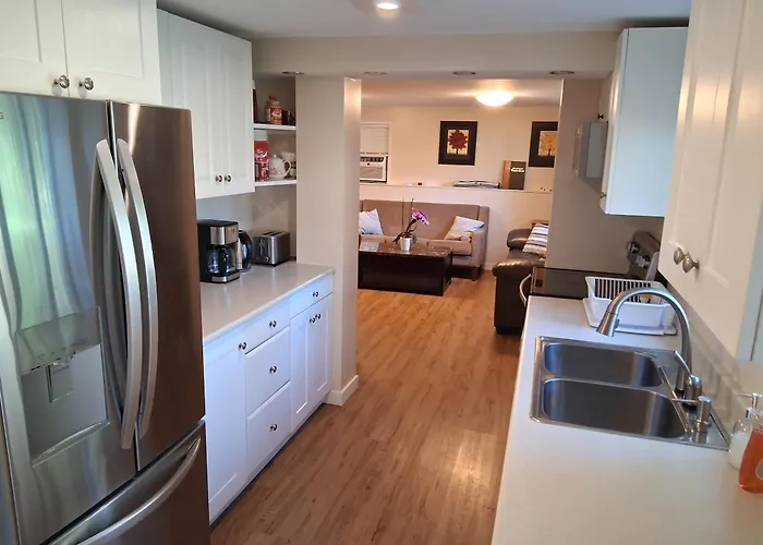 5 Beds 3 Full Bathrooms 3 Bedrooms, Quiet Day & Night, 15 Minutes Walk To 2 Beaches, Large Guest Yard, Kids Gym & Games, 4Tvs, Breakfast, Workstation, Laundry, Kitchen