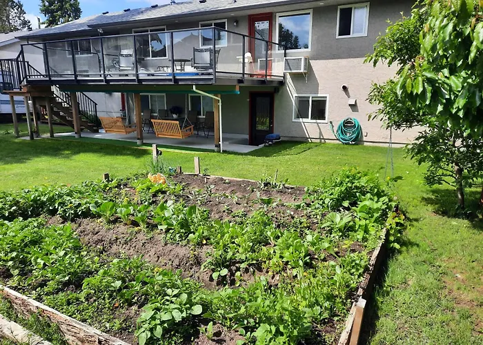 5 Beds 3 Full Bathrooms 3 Bedrooms, Quiet Day & Night, 15 Minutes Walk To 2 Beaches, Large Guest Yard, Kids Gym & Games, 4Tvs, Breakfast, Workstation, Laundry, Kitchen