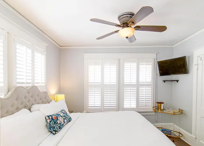 Hemingway House Boutique Hotel (Adults Only)