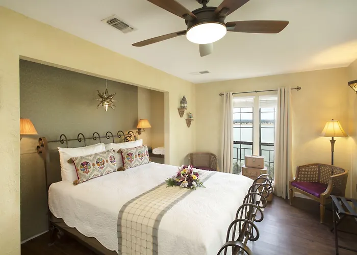Lakehouse Bed And Breakfast