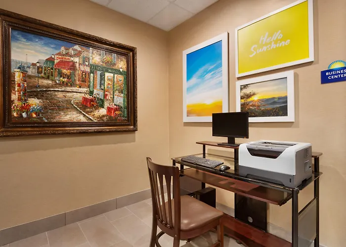 Days Inn & Suites By Wyndham San Antonio Near Frost Bank Center