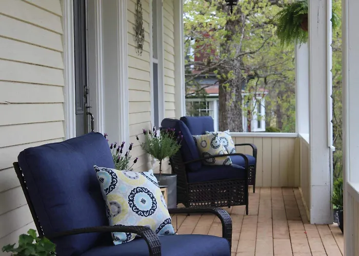 Maplehurst Manor Bed And Breakfast