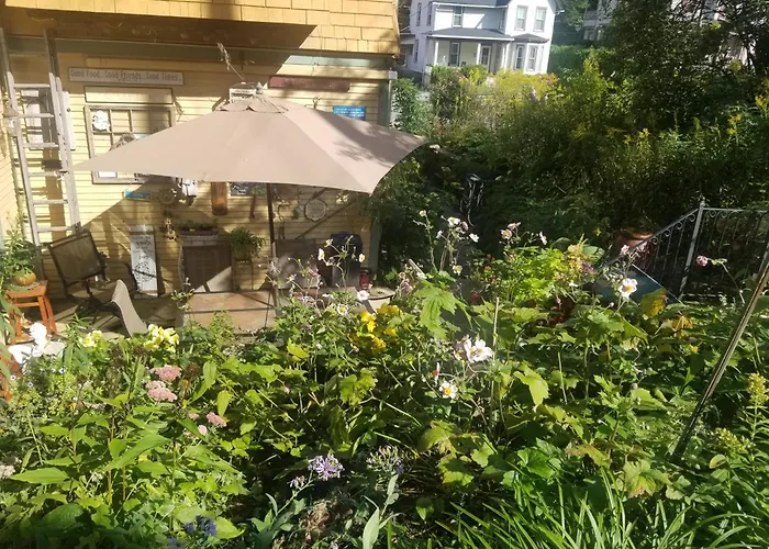 The Queen, A Victorian Bed & Breakfast
