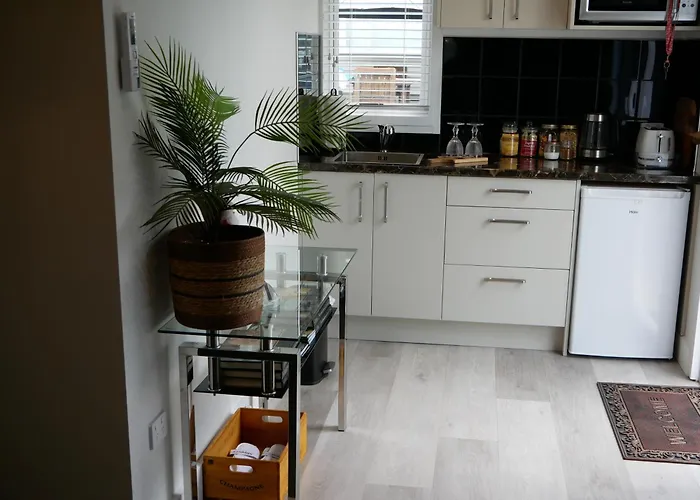 The Pool House Bed & Breakfast - Napier With A Fully Equipped Kitchenette & Bbq