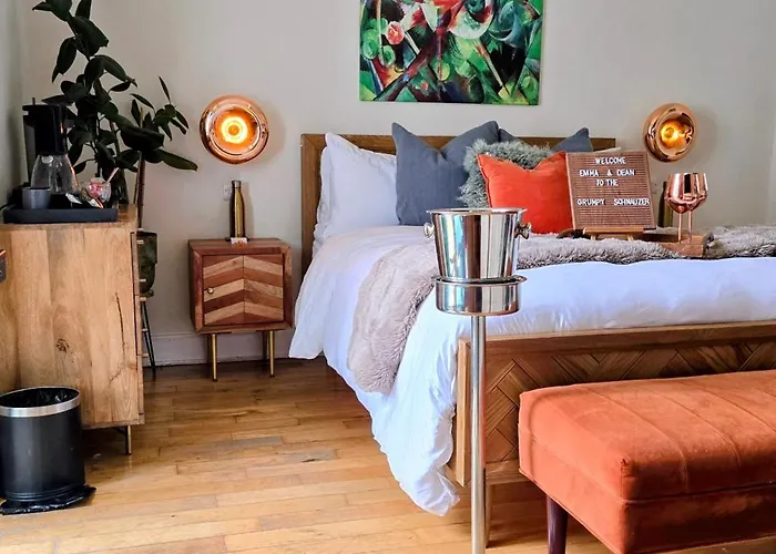 The Orange Fox Suite, Private Luxury Indoor Hot Tub, King Lux Bed, Gym, Award Winning Farmhouse At The Grumpy Schnauzer Guesthouse, Stunning!