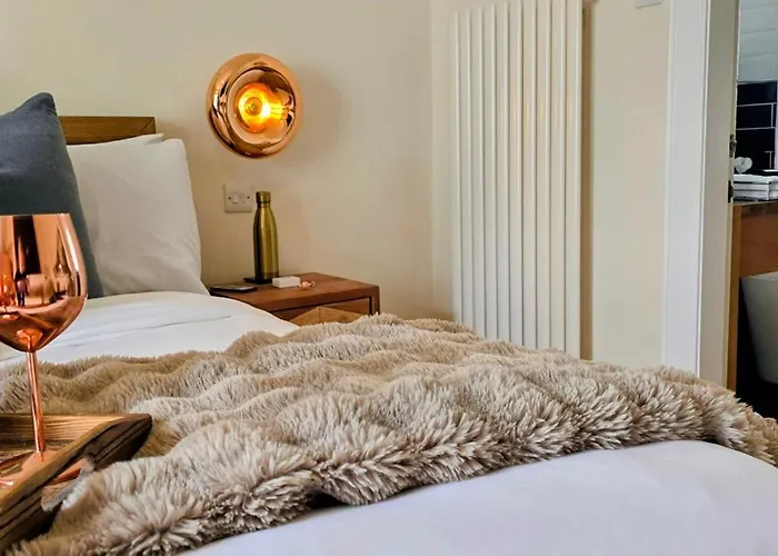 The Orange Fox Suite, Private Luxury Indoor Hot Tub, King Lux Bed, Gym, Award Winning Farmhouse At The Grumpy Schnauzer Guesthouse, Stunning!