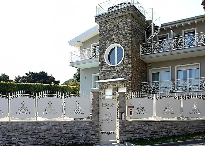 Bellavista Exclusive B&B In Zona Centrale Con Piscina Riscaldata-Jacuzzi Vista Lago La Colazione Viene Servita In Una Pasticceria Esclusiva In Centro-Vicina Alla Struttura-Animali Di Piccola Taglia Ammessi Su Richiesta Anticipata
