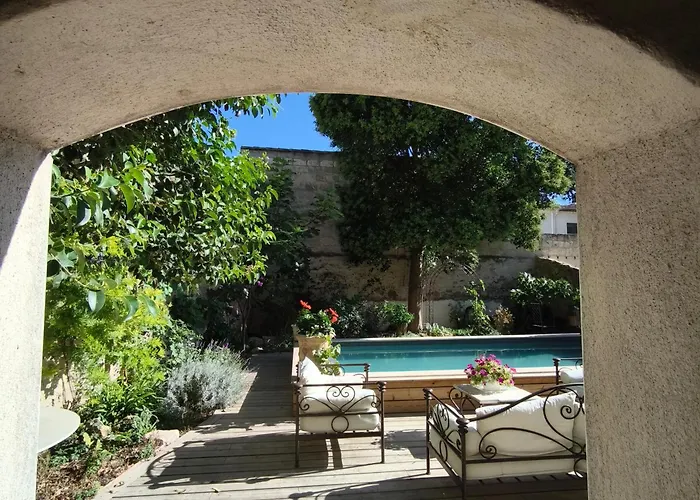 Chambre d'hôtes villa Adoya Aigues-Mortes intra muros piscine calme piscine parking gratuit WiFi ascenseur