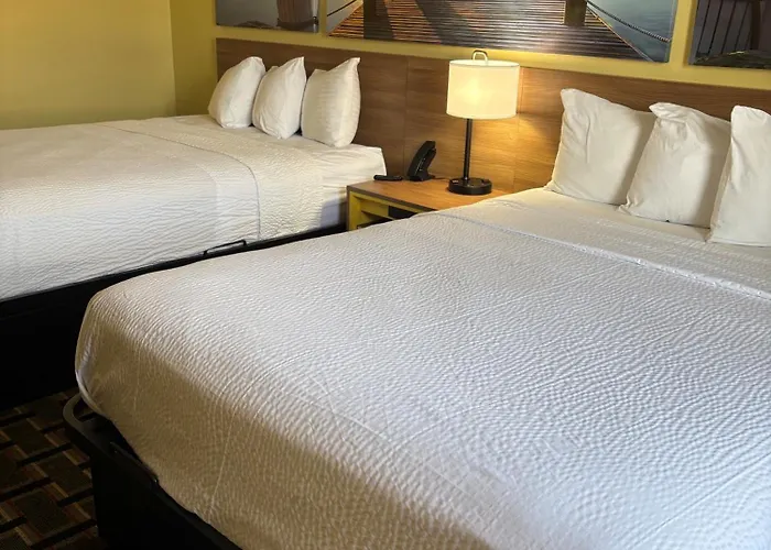 Days Inn By Wyndham Park City Kansas
