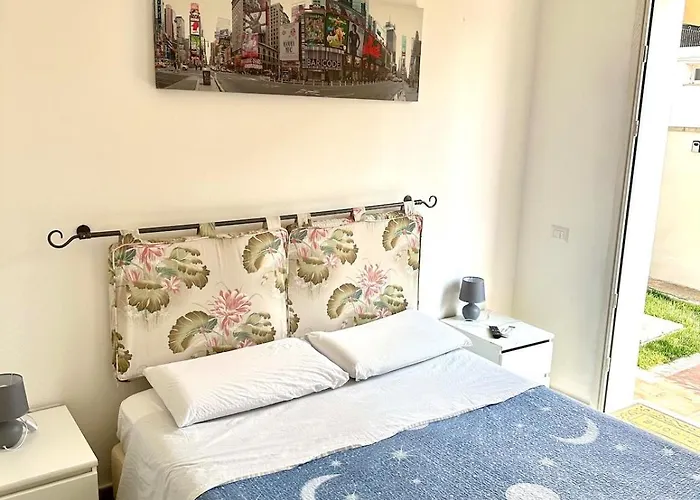 Garden House - B&B Near Bus Stop To Beaches & Airport