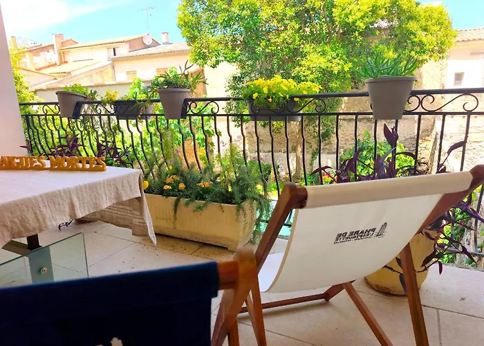Chambre d'hôtes villa Adoya Aigues-Mortes intra muros piscine calme piscine parking gratuit WiFi ascenseur