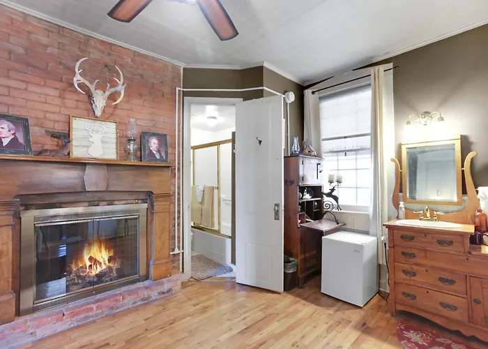 Hatchery House Bed & Breakfast
